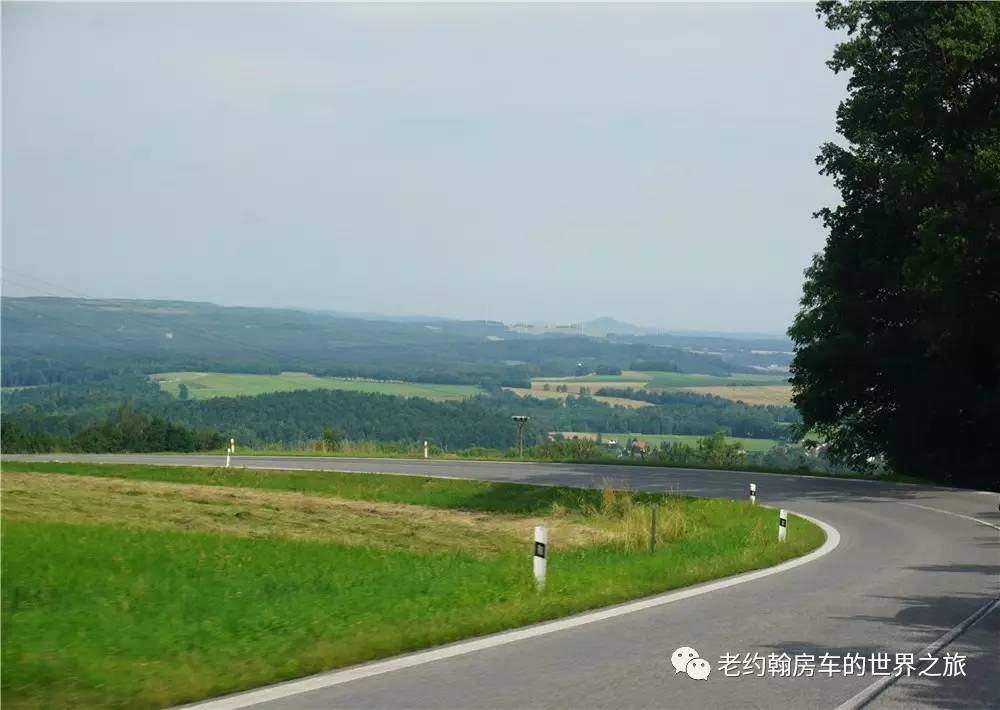 poland是哪个国家，poland是哪里（开着房车去欧洲丨曾经饱经战火、如今凤凰涅槃的波兰首都-华沙）