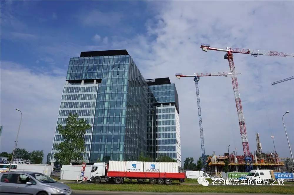 poland是哪个国家，poland是哪里（开着房车去欧洲丨曾经饱经战火、如今凤凰涅槃的波兰首都-华沙）