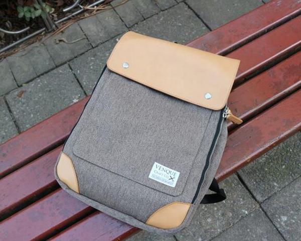 双肩背包女旅行包样式繁多让众多女性走向成熟之路，女款旅行休闲双肩背包（千篇一律中清新脱俗的女士双肩背包）