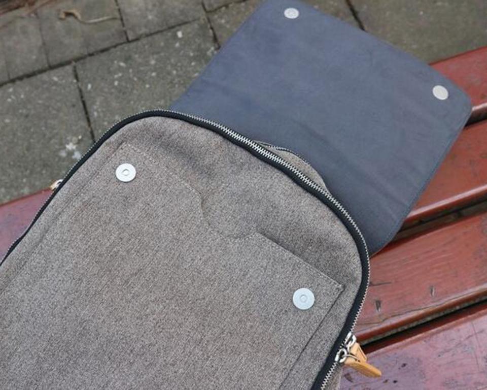 双肩背包女旅行包样式繁多让众多女性走向成熟之路，女款旅行休闲双肩背包（千篇一律中清新脱俗的女士双肩背包）