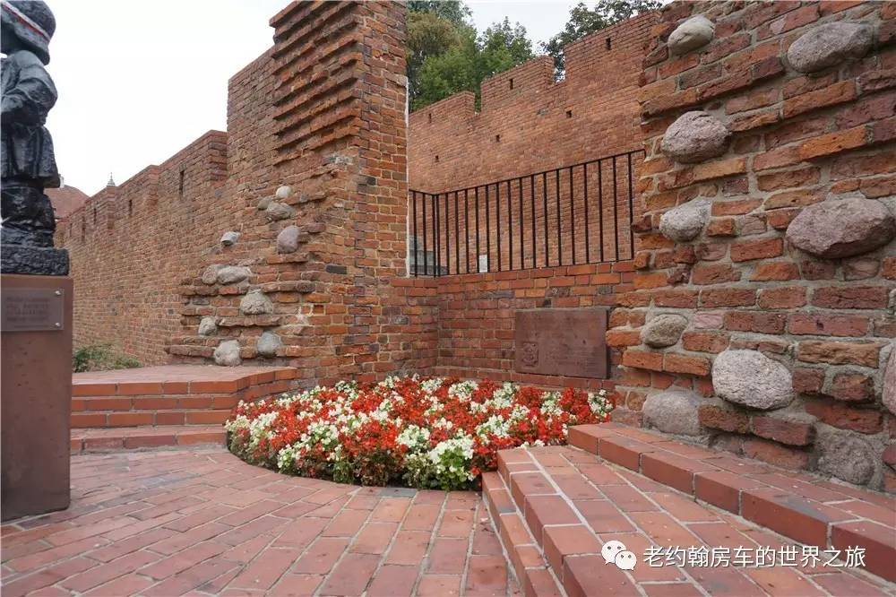 poland是哪个国家，poland是哪里（开着房车去欧洲丨曾经饱经战火、如今凤凰涅槃的波兰首都-华沙）