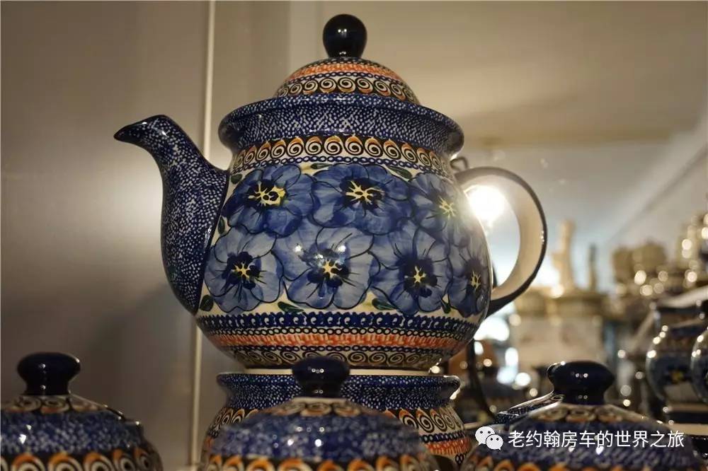 poland是哪个国家，poland是哪里（开着房车去欧洲丨曾经饱经战火、如今凤凰涅槃的波兰首都-华沙）