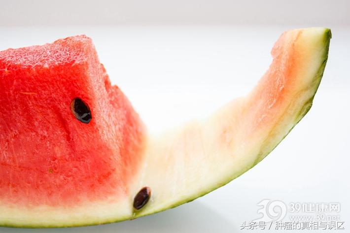 西瓜皮的功效有哪些，西瓜皮的功效与作用吃法大全（西瓜皮有7个保健功效）