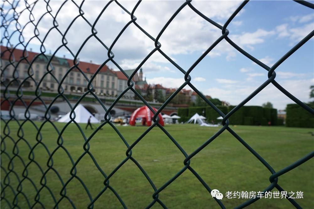 poland是哪个国家，poland是哪里（开着房车去欧洲丨曾经饱经战火、如今凤凰涅槃的波兰首都-华沙）