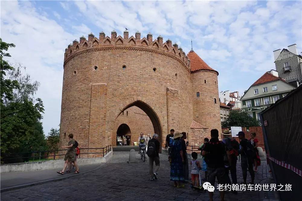 poland是哪个国家，poland是哪里（开着房车去欧洲丨曾经饱经战火、如今凤凰涅槃的波兰首都-华沙）