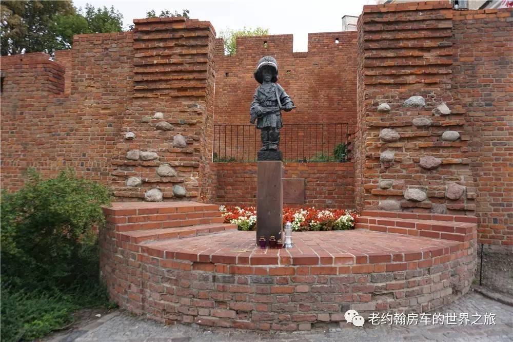 poland是哪个国家，poland是哪里（开着房车去欧洲丨曾经饱经战火、如今凤凰涅槃的波兰首都-华沙）