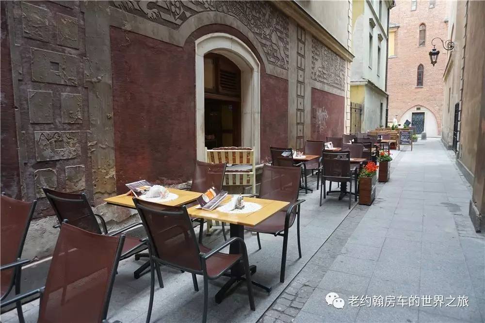 poland是哪个国家，poland是哪里（开着房车去欧洲丨曾经饱经战火、如今凤凰涅槃的波兰首都-华沙）