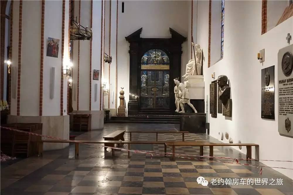 poland是哪个国家，poland是哪里（开着房车去欧洲丨曾经饱经战火、如今凤凰涅槃的波兰首都-华沙）