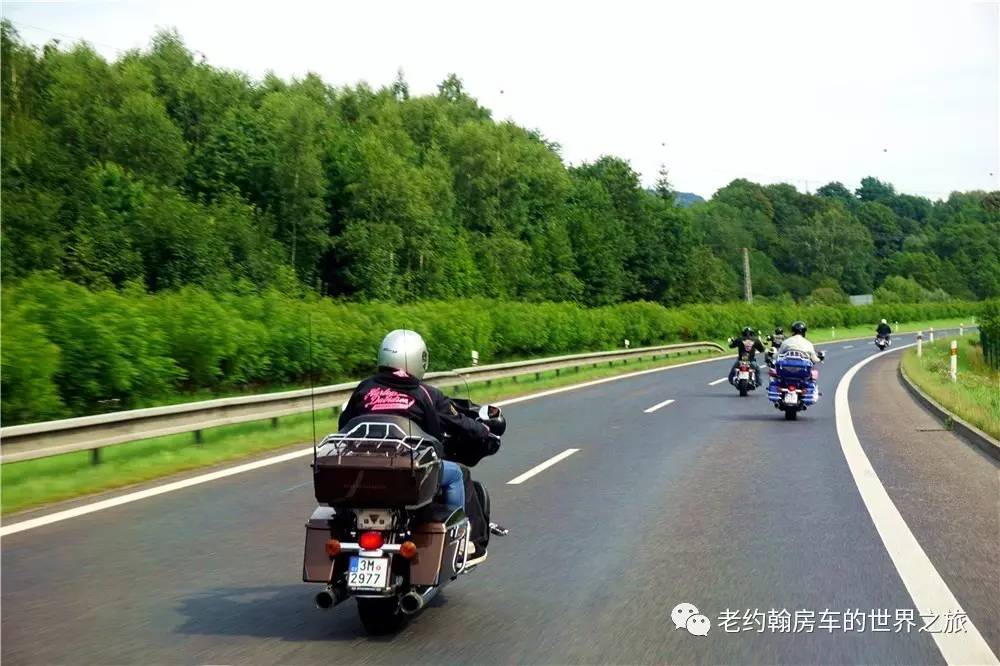 poland是哪个国家，poland是哪里（开着房车去欧洲丨曾经饱经战火、如今凤凰涅槃的波兰首都-华沙）