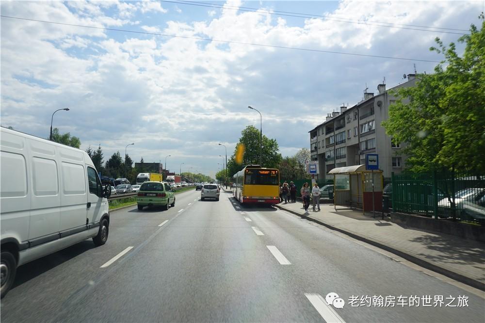 poland是哪个国家，poland是哪里（开着房车去欧洲丨曾经饱经战火、如今凤凰涅槃的波兰首都-华沙）