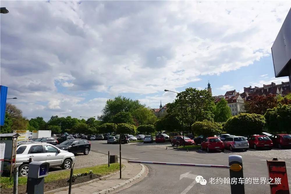 poland是哪个国家，poland是哪里（开着房车去欧洲丨曾经饱经战火、如今凤凰涅槃的波兰首都-华沙）