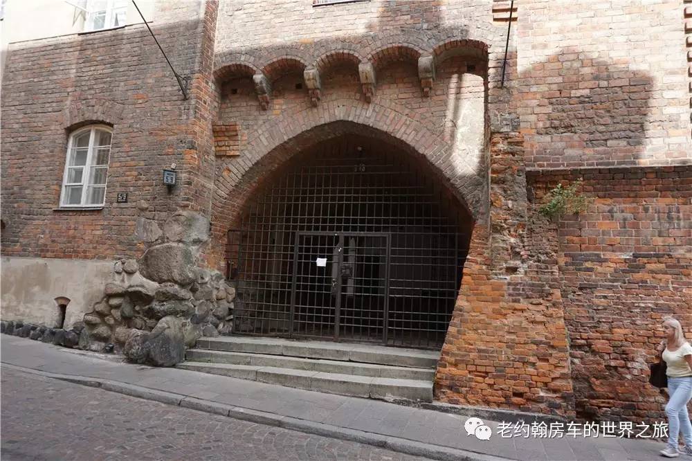 poland是哪个国家，poland是哪里（开着房车去欧洲丨曾经饱经战火、如今凤凰涅槃的波兰首都-华沙）