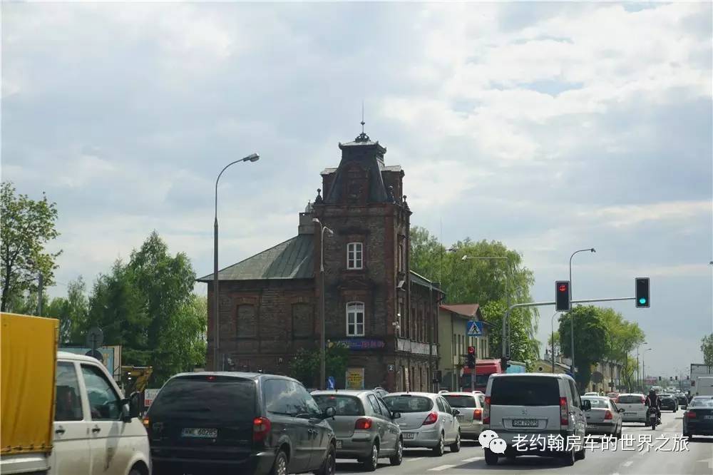 poland是哪个国家，poland是哪里（开着房车去欧洲丨曾经饱经战火、如今凤凰涅槃的波兰首都-华沙）