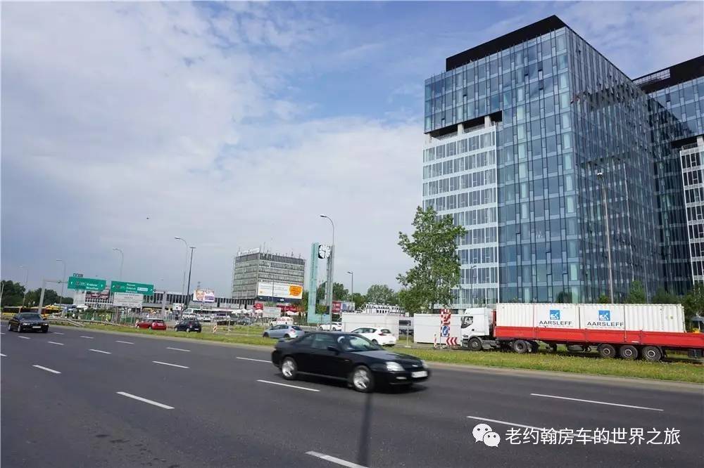 poland是哪个国家，poland是哪里（开着房车去欧洲丨曾经饱经战火、如今凤凰涅槃的波兰首都-华沙）