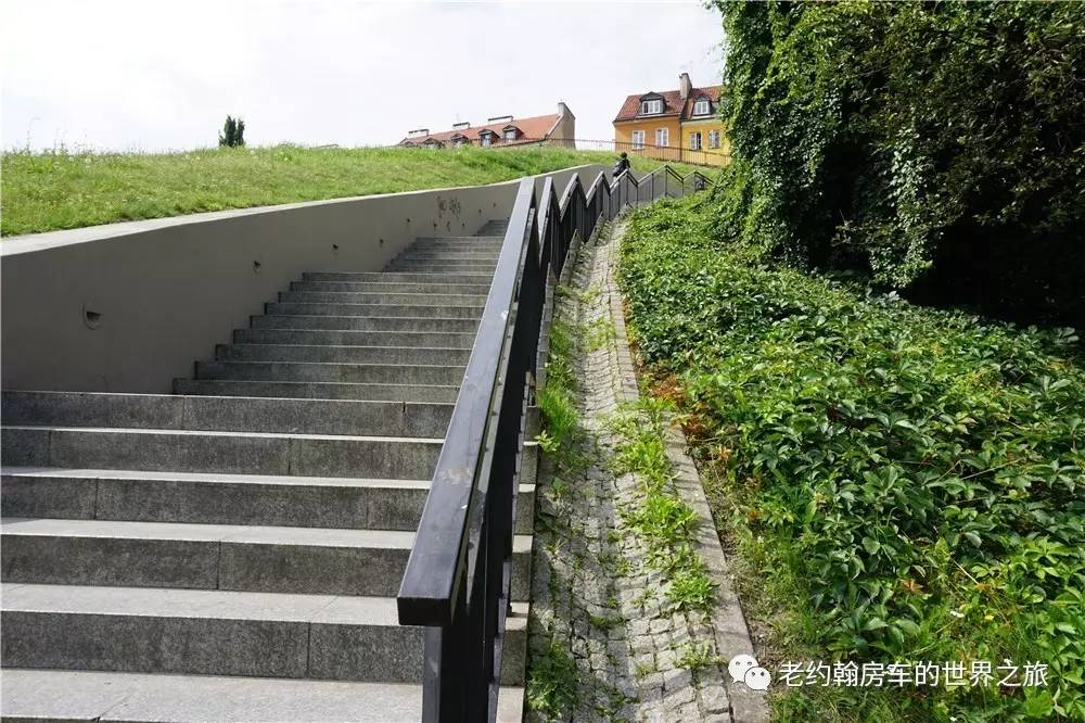 poland是哪个国家，poland是哪里（开着房车去欧洲丨曾经饱经战火、如今凤凰涅槃的波兰首都-华沙）