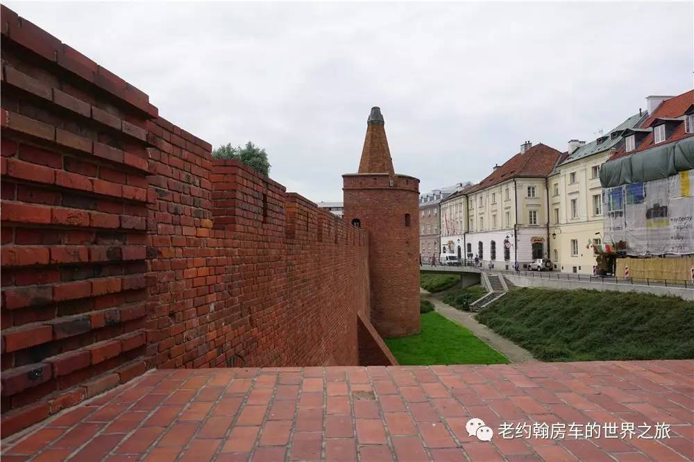 poland是哪个国家，poland是哪里（开着房车去欧洲丨曾经饱经战火、如今凤凰涅槃的波兰首都-华沙）