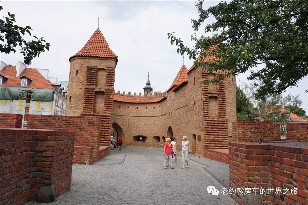 poland是哪个国家，poland是哪里（开着房车去欧洲丨曾经饱经战火、如今凤凰涅槃的波兰首都-华沙）