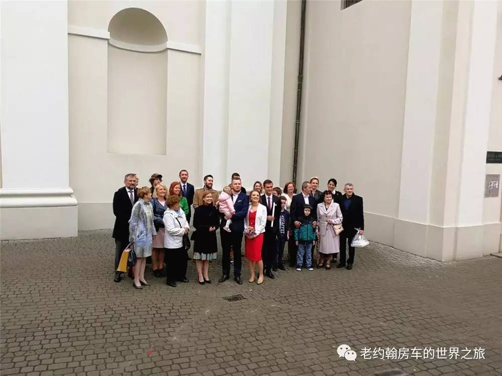 poland是哪个国家，poland是哪里（开着房车去欧洲丨曾经饱经战火、如今凤凰涅槃的波兰首都-华沙）