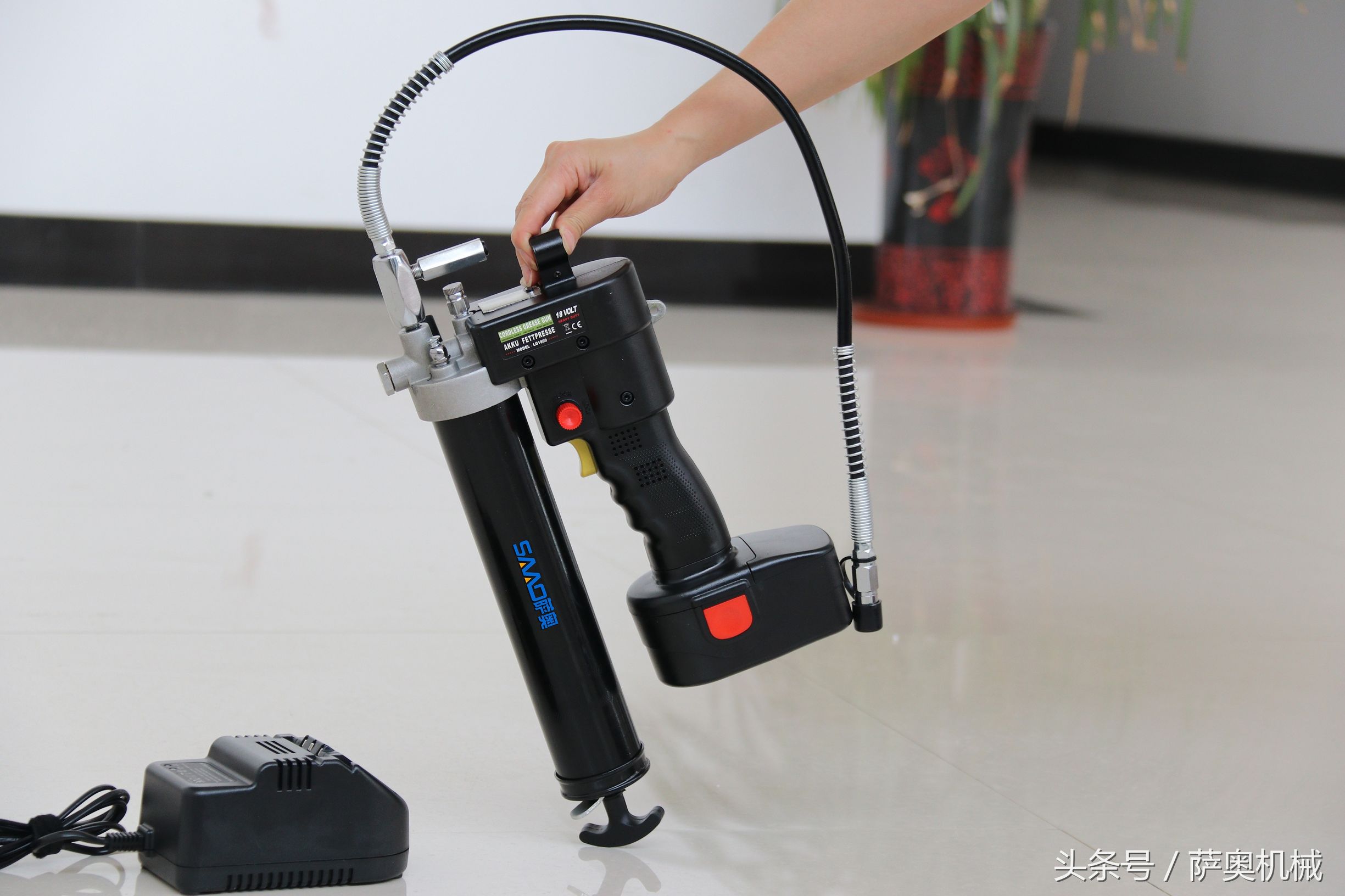 黄油枪使用方法，黄油枪怎么加注黄油（电动黄油设枪帮你来加油）