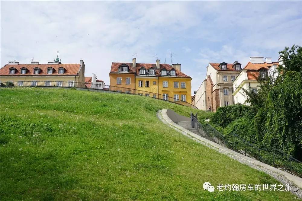 poland是哪个国家，poland是哪里（开着房车去欧洲丨曾经饱经战火、如今凤凰涅槃的波兰首都-华沙）