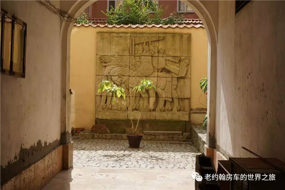 poland是哪个国家，poland是哪里（开着房车去欧洲丨曾经饱经战火、如今凤凰涅槃的波兰首都-华沙）