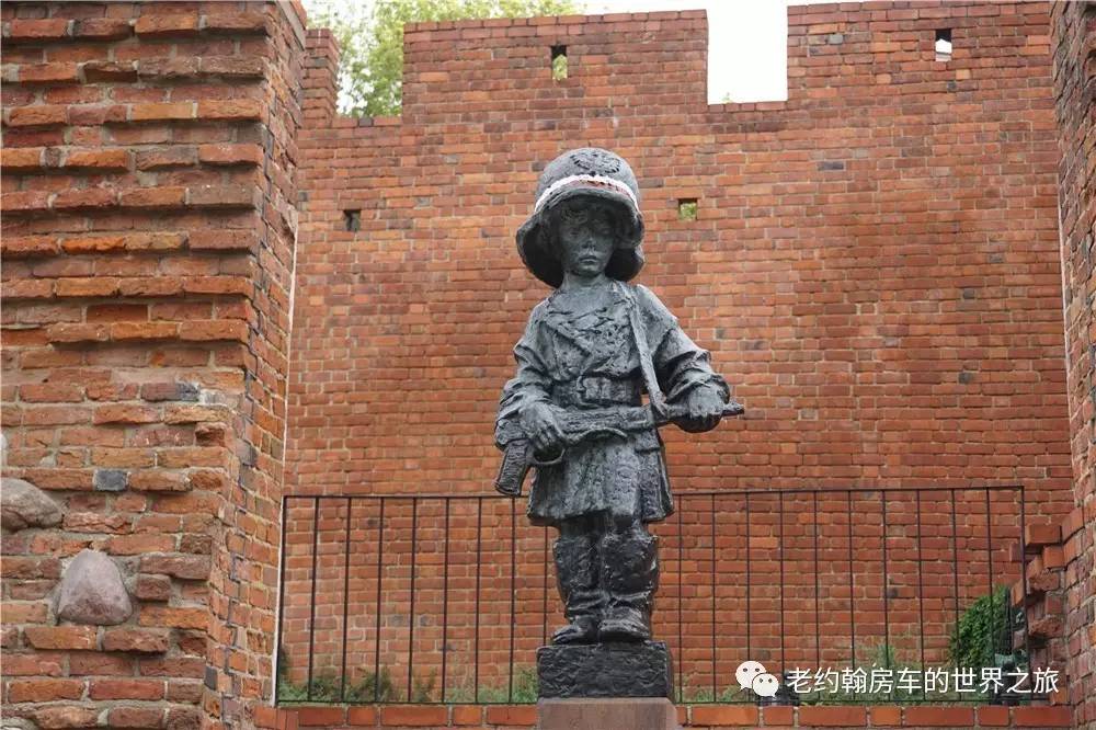 poland是哪个国家，poland是哪里（开着房车去欧洲丨曾经饱经战火、如今凤凰涅槃的波兰首都-华沙）