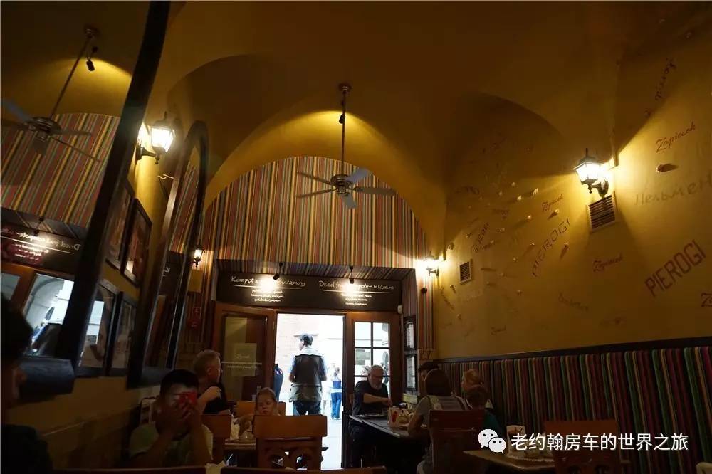 poland是哪个国家，poland是哪里（开着房车去欧洲丨曾经饱经战火、如今凤凰涅槃的波兰首都-华沙）