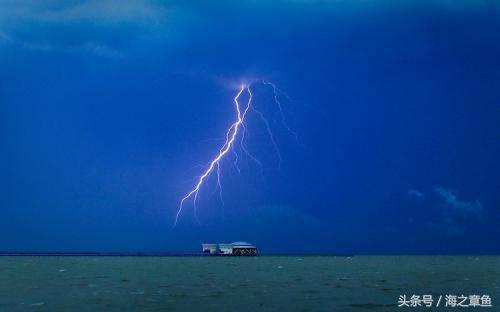 大雨像什么比喻句，大雨像什么的比喻句（下雨的夜晚，用什么成语来形容）