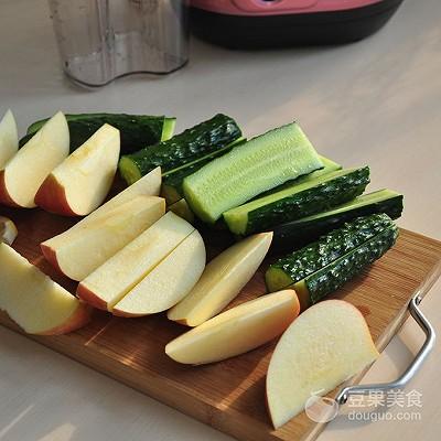 用苹果怎么做美食，用苹果怎么做美食简单好吃的（苹果黄瓜汁的做法）