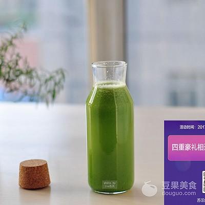 用苹果怎么做美食，用苹果怎么做美食简单好吃的（苹果黄瓜汁的做法）