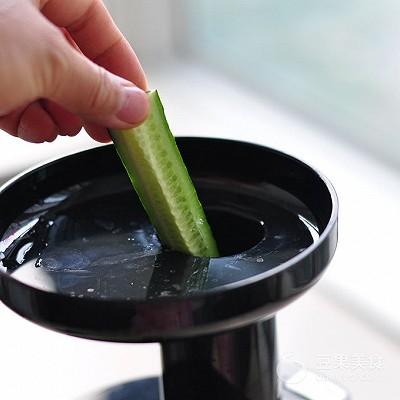 用苹果怎么做美食，用苹果怎么做美食简单好吃的（苹果黄瓜汁的做法）