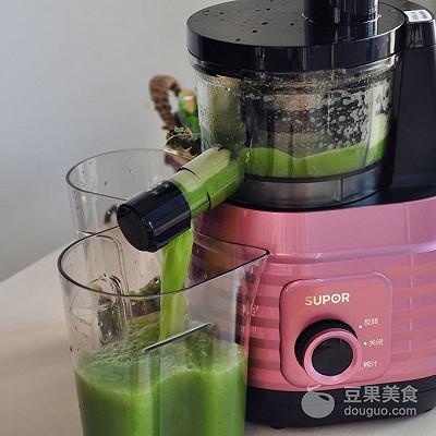 用苹果怎么做美食，用苹果怎么做美食简单好吃的（苹果黄瓜汁的做法）