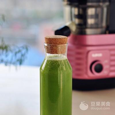 用苹果怎么做美食，用苹果怎么做美食简单好吃的（苹果黄瓜汁的做法）