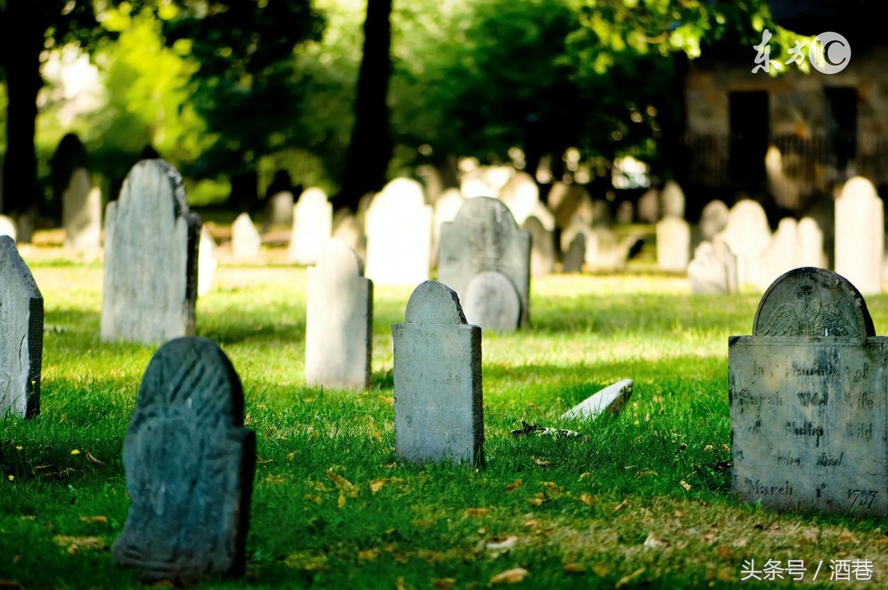 梦见两口黑色棺材，梦见两口黑色棺材出殡（孕妇梦到棺材是什么意思呢）