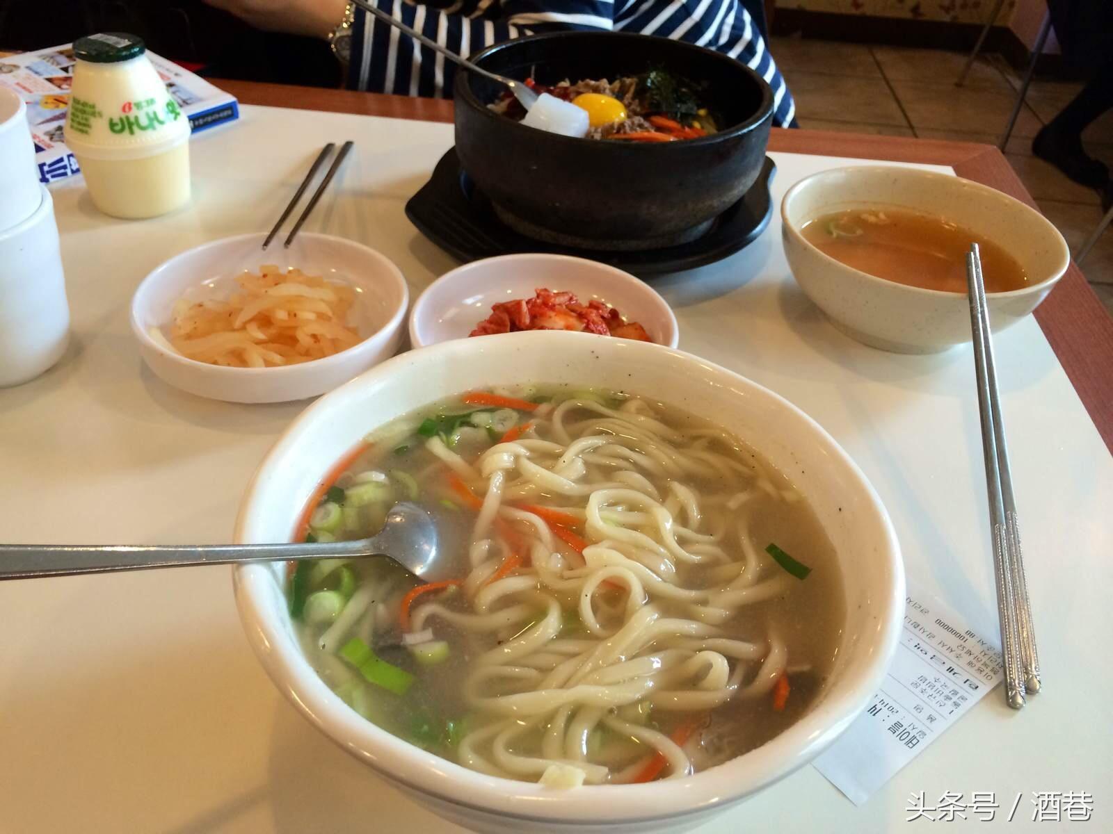 梦见别人吃饭，梦见别人吃饭我拉屎（梦到自己请别人）