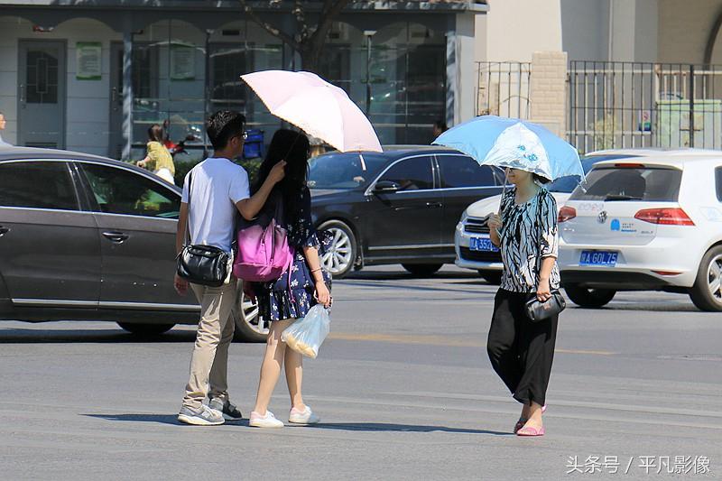 太阳暴晒的街头，有男朋友为你打伞是什么感觉啊？