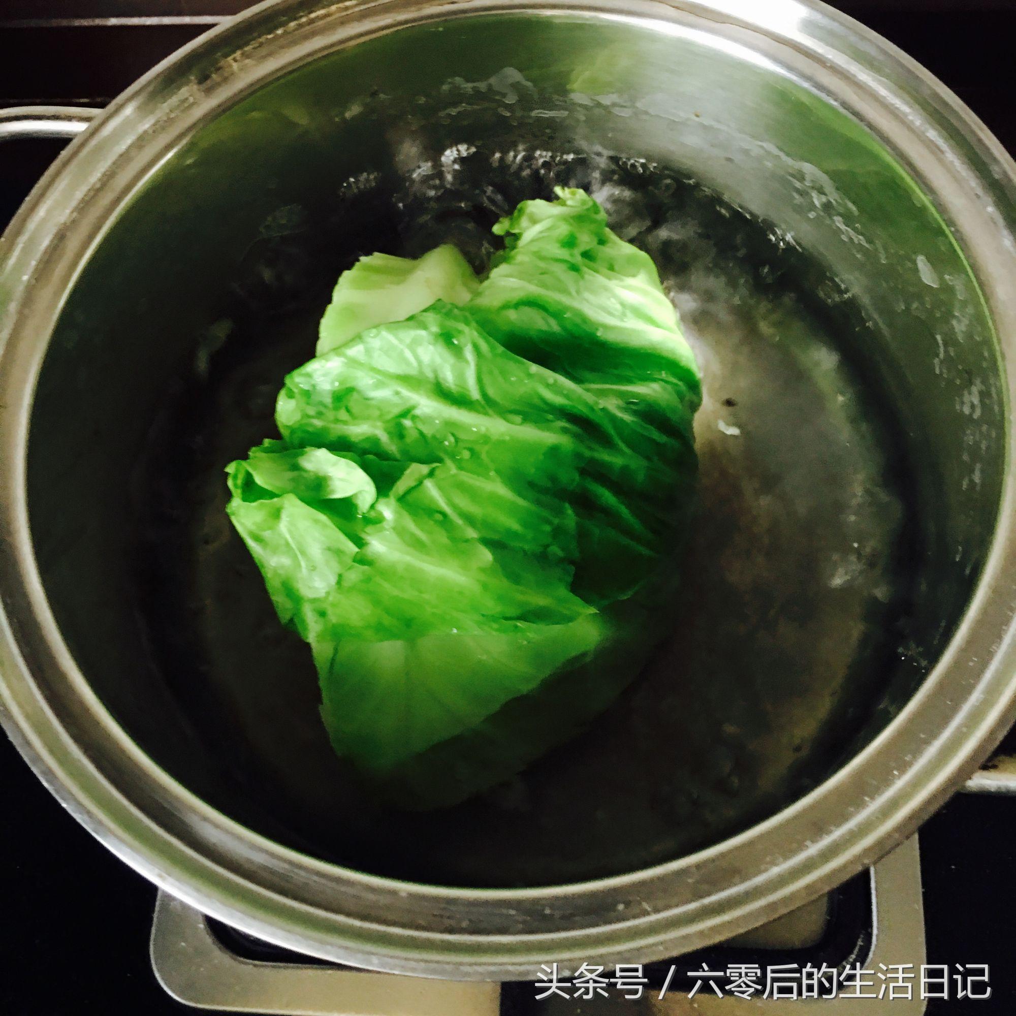 自制包菜酸菜最简单的方法，怎么做包菜酸菜（夏天可以用甘蓝做东北酸菜）