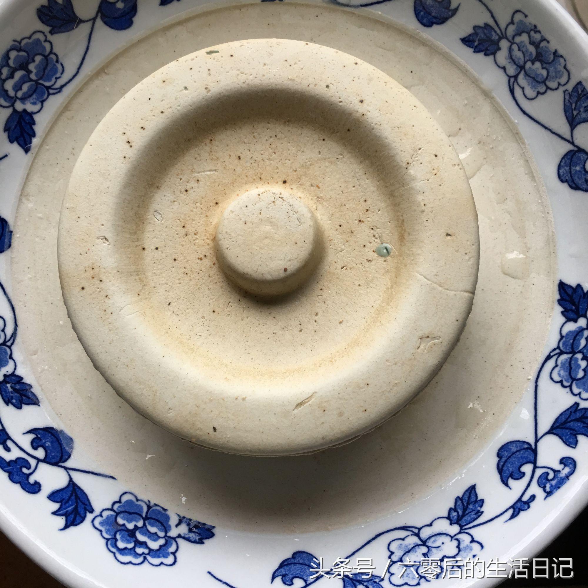 自制包菜酸菜最简单的方法，怎么做包菜酸菜（夏天可以用甘蓝做东北酸菜）
