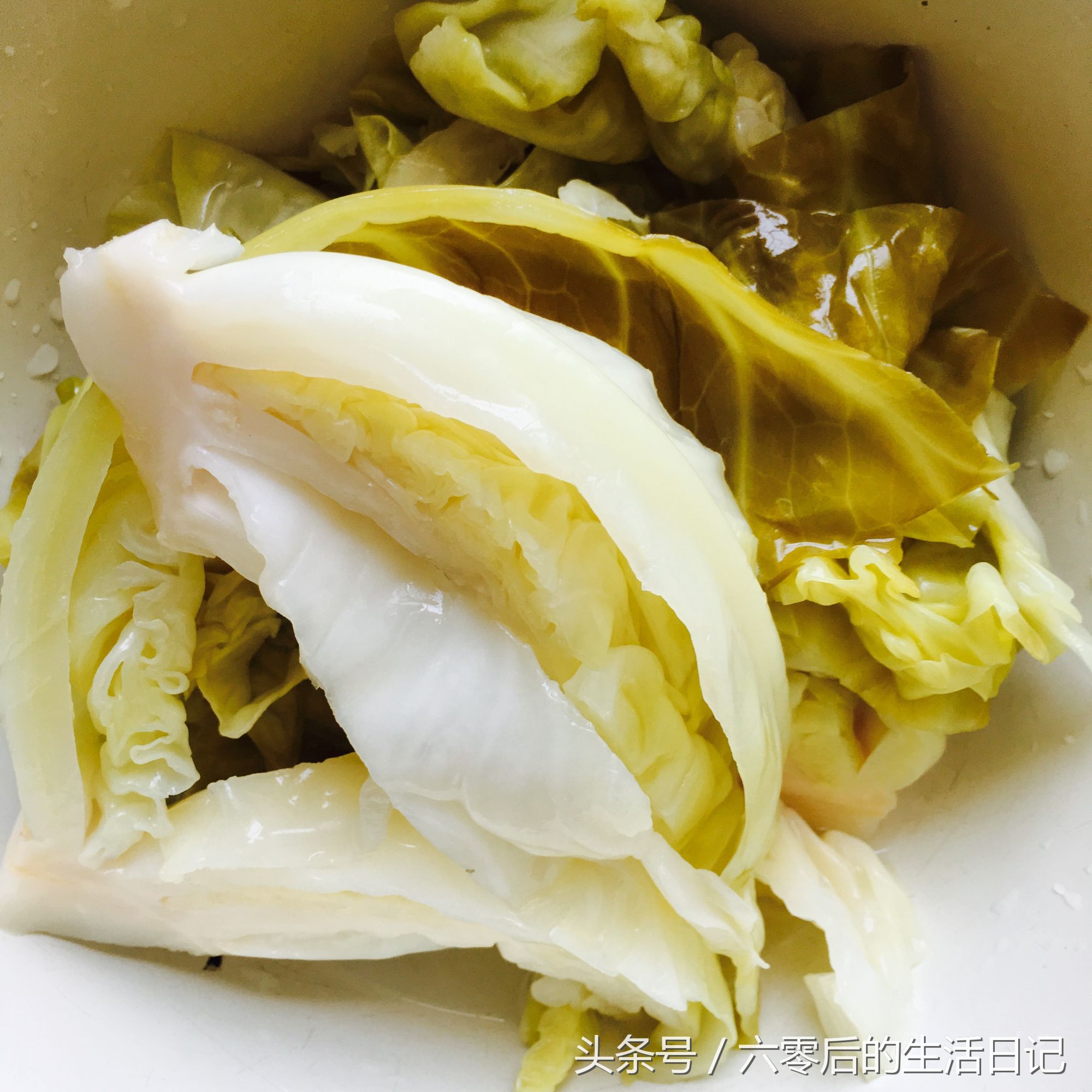 自制包菜酸菜最简单的方法，怎么做包菜酸菜（夏天可以用甘蓝做东北酸菜）