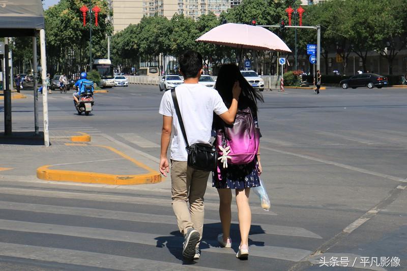 太阳暴晒的街头，有男朋友为你打伞是什么感觉啊？
