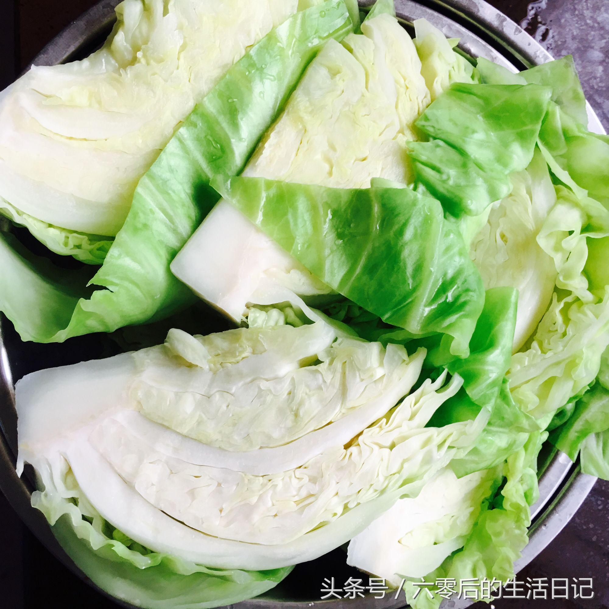 自制包菜酸菜最简单的方法，怎么做包菜酸菜（夏天可以用甘蓝做东北酸菜）