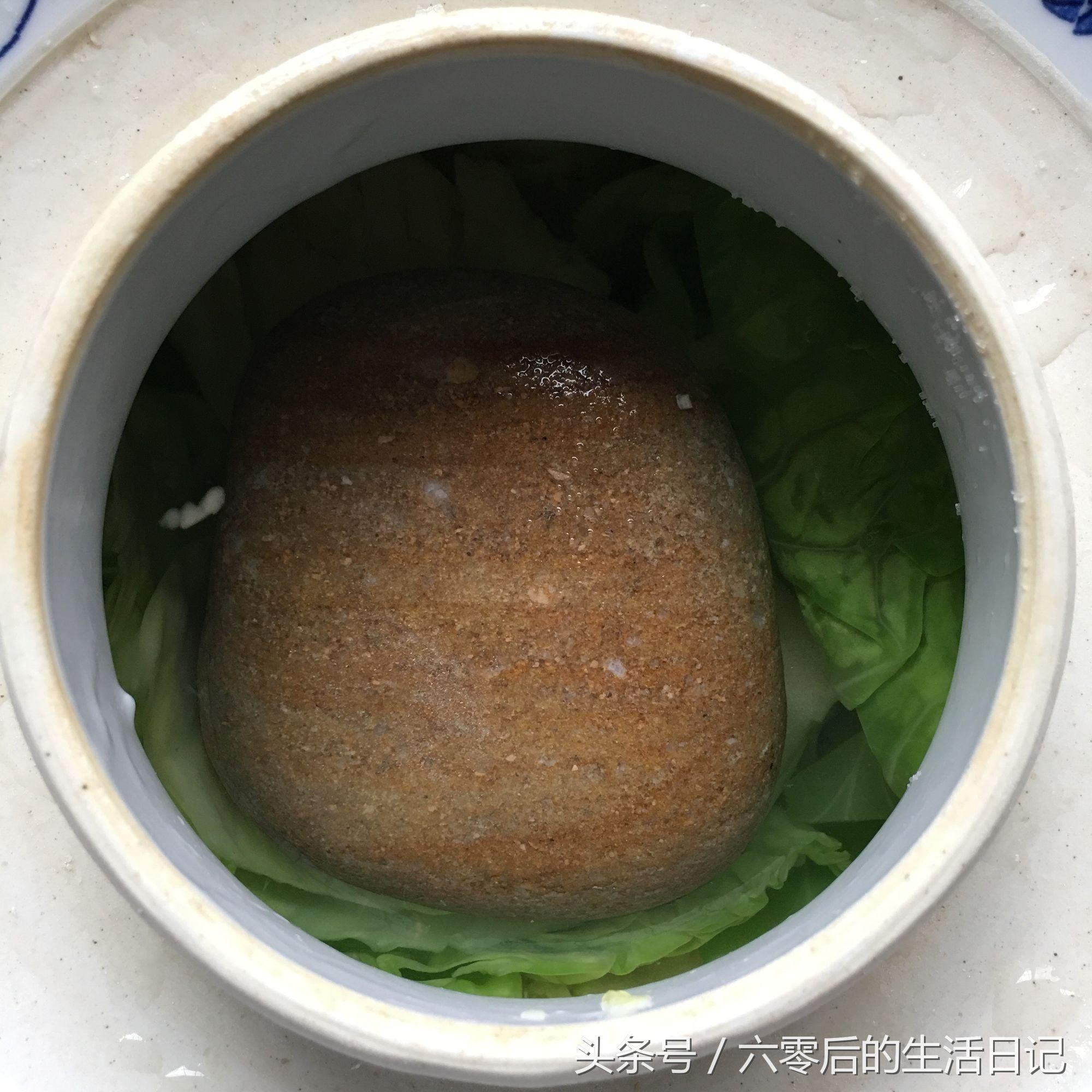 自制包菜酸菜最简单的方法，怎么做包菜酸菜（夏天可以用甘蓝做东北酸菜）