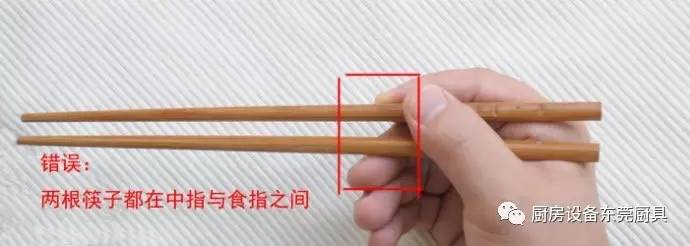 拿筷子的正确姿势，正确拿筷子的方法（筷子的正确拿法图解）