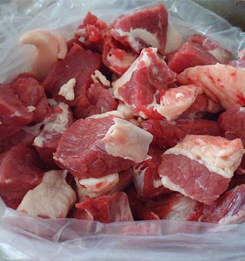 土豆烧牛肉怎么做，牛腩烧土豆的做法（土豆烧牛肉）