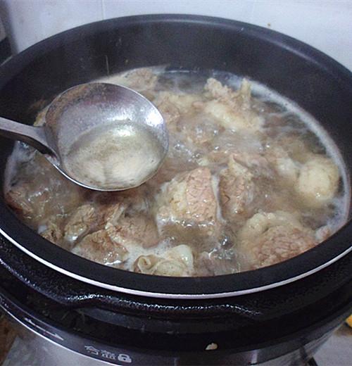 土豆烧牛肉怎么做，牛腩烧土豆的做法（土豆烧牛肉）