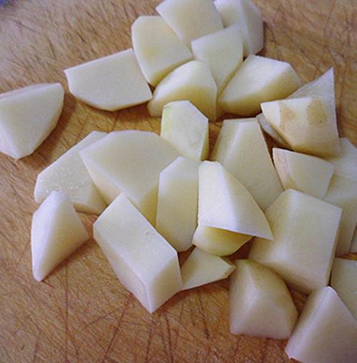 土豆烧牛肉怎么做，牛腩烧土豆的做法（土豆烧牛肉）