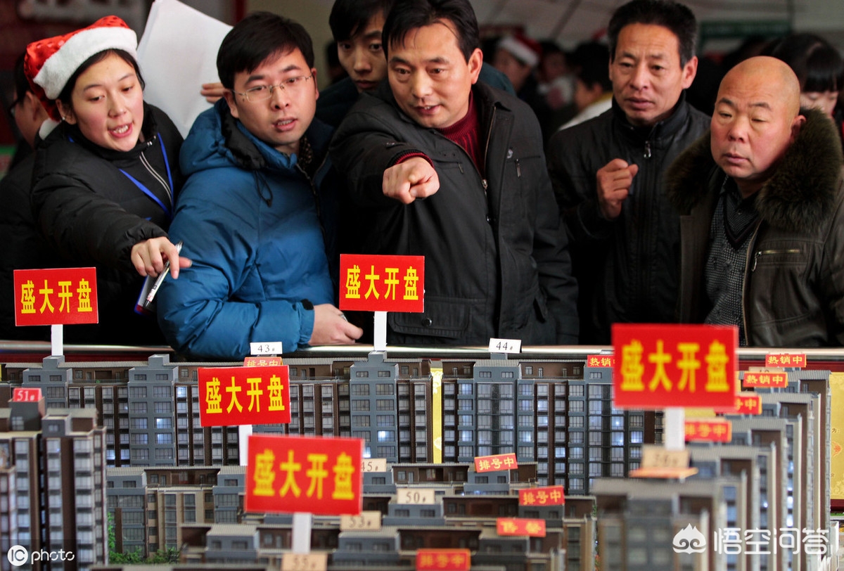 县城房价4000不到，手头有现金20万，是在农村建房好，还是县城买房好？