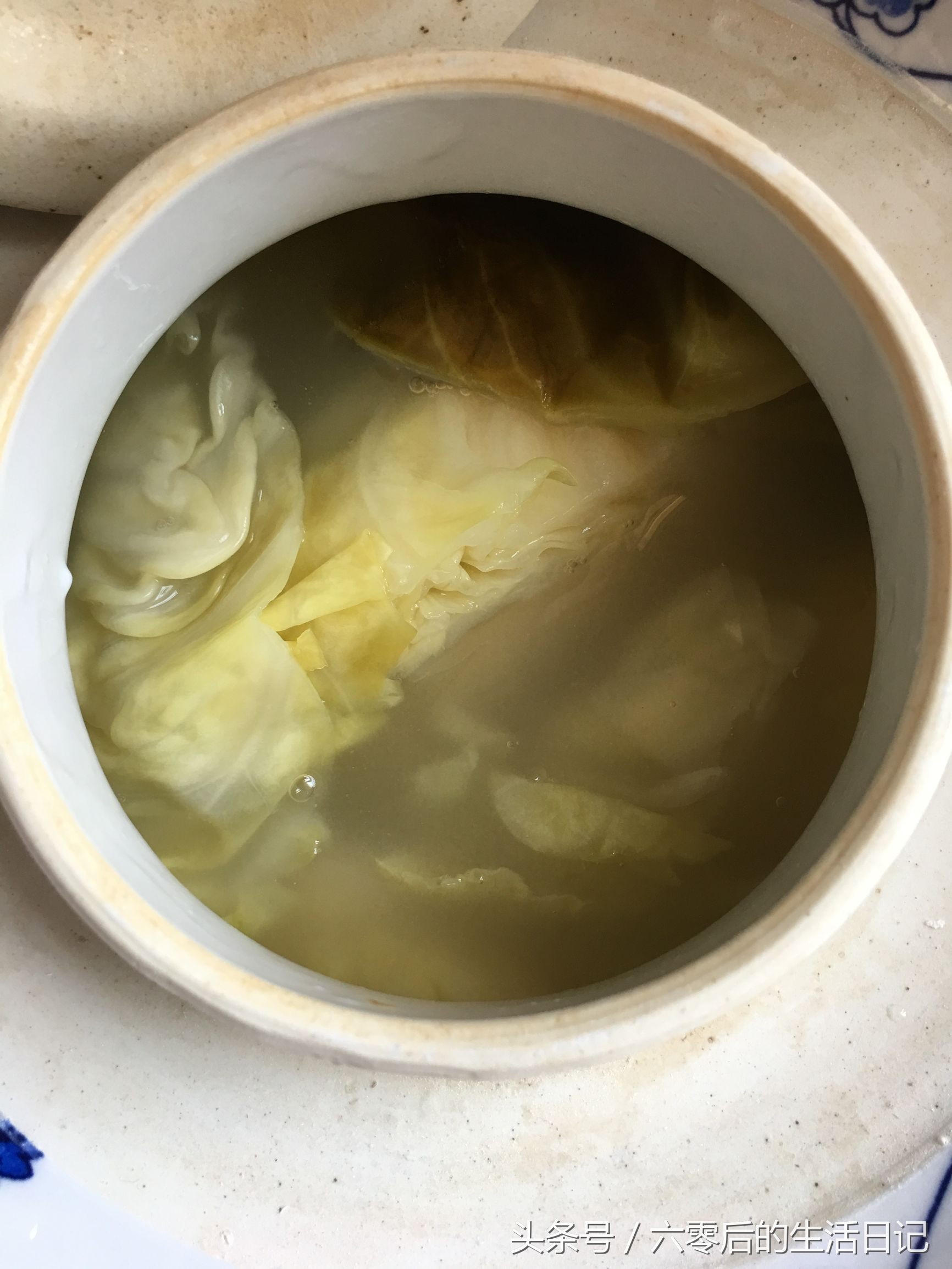 自制包菜酸菜最简单的方法，怎么做包菜酸菜（夏天可以用甘蓝做东北酸菜）