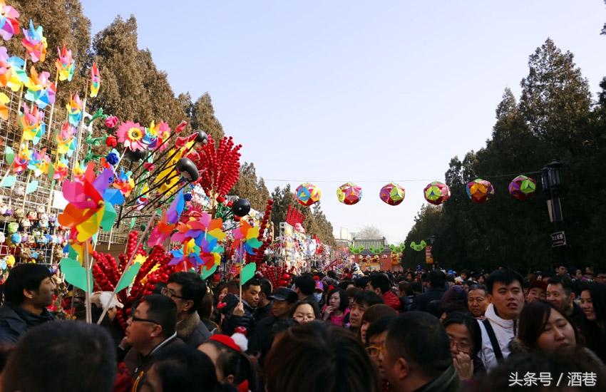 梦见庙宇预示着什么，梦见庙宇是什么意思周公解梦（梦到庙会上人很多）