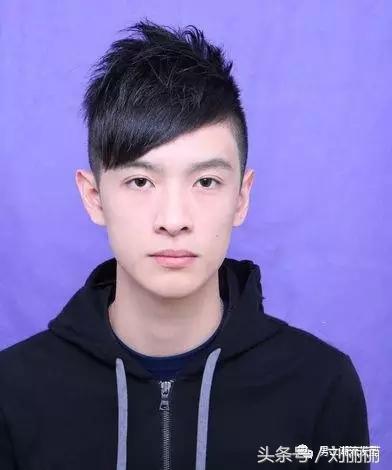 2017年流行好看的短发，今年好看的短发（2017流行两侧铲短男士短发）